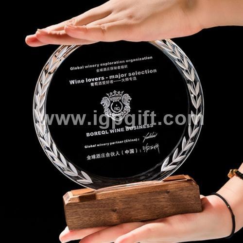 Circle with wheat pattern solid wood base crystal trophy